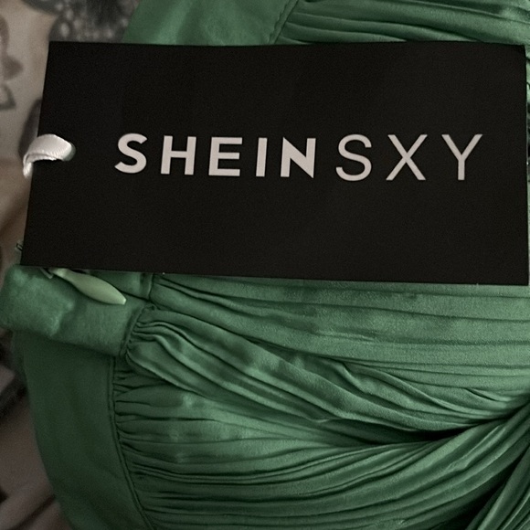 Shein act NWT Green High Waist Pleated Shorts size L - Picture 3 of 3